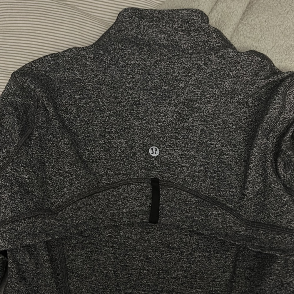 Lulu Lemon zip up size 8 lightly used in great condition no wear or tear